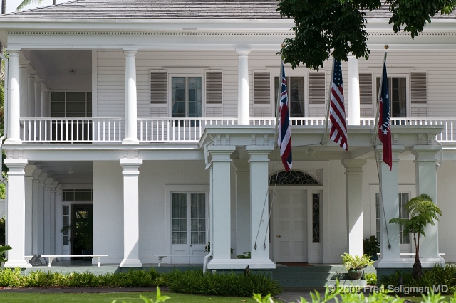 20091031_121836 D300.jpg - Across the street from the State Capitol is Washington Place, former home to a dozen of HawaiiÕs governors. Queen Lili`uokalani, the last Hawaiian monarch, also lived in this residence.